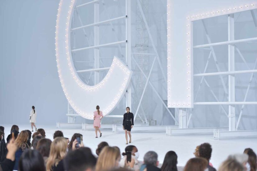 Las letras de Chanel emulando el mítico cartel de Hollywood