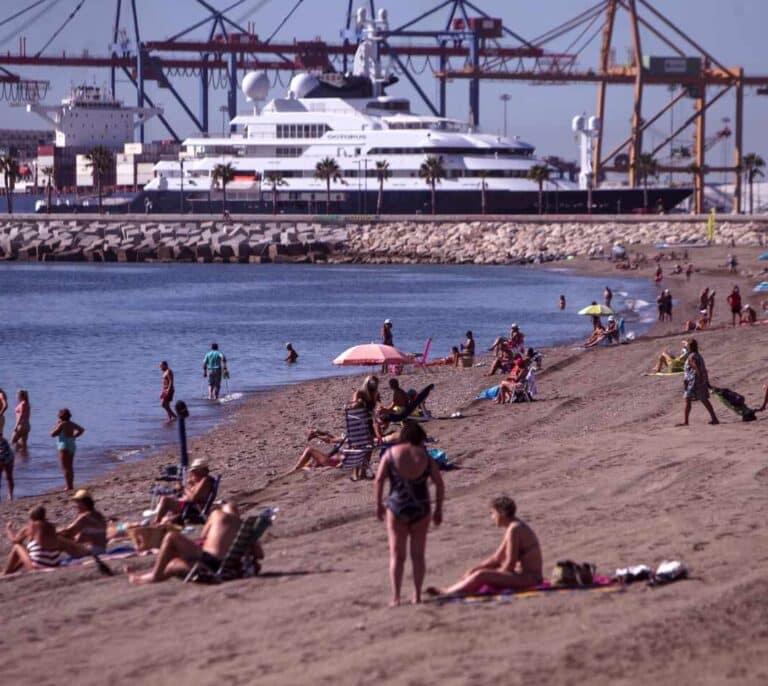 La ola de calor pone en alerta a once comunidades, cinco de ellas en naranja