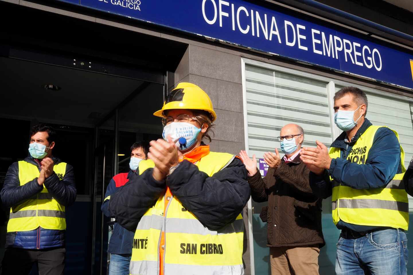 Protesta de trabajadores de Alcoa ante la Oficina de Empleo de Burela (Lugo).