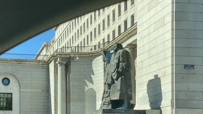 Pintadas de "asesino" en la estatua de Indalecio Prieto en Nuevos Ministerios