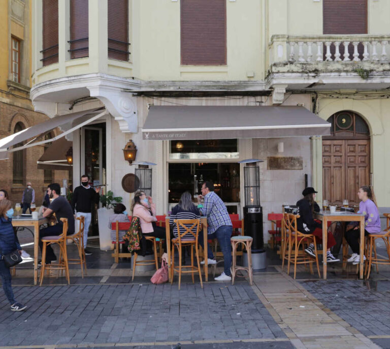 Cataluña estudia cerrar todos los bares y restaurantes hasta noviembre