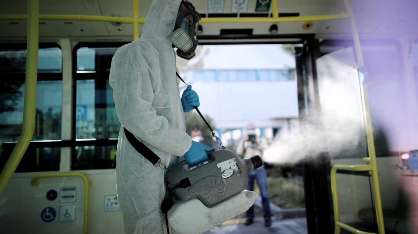 Un operario de la EMT desinfecta con un nebulizador un autobús de línea, en Madrid.