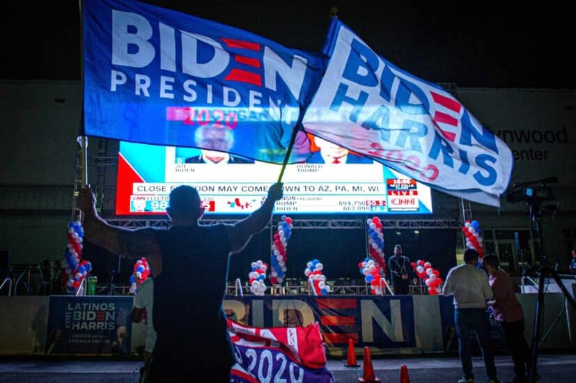Simpatizantes de Joe Biden ondean banderas y muestran su apoyo mientras esperan los resultados en Miami