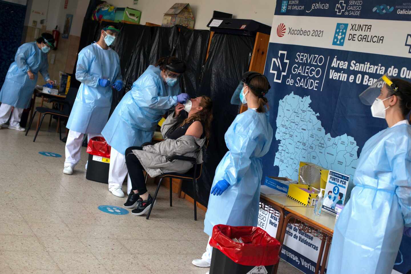 Un trabajador sanitario realiza una prueba PCR durante un cribado selectivo en Ribadavia.