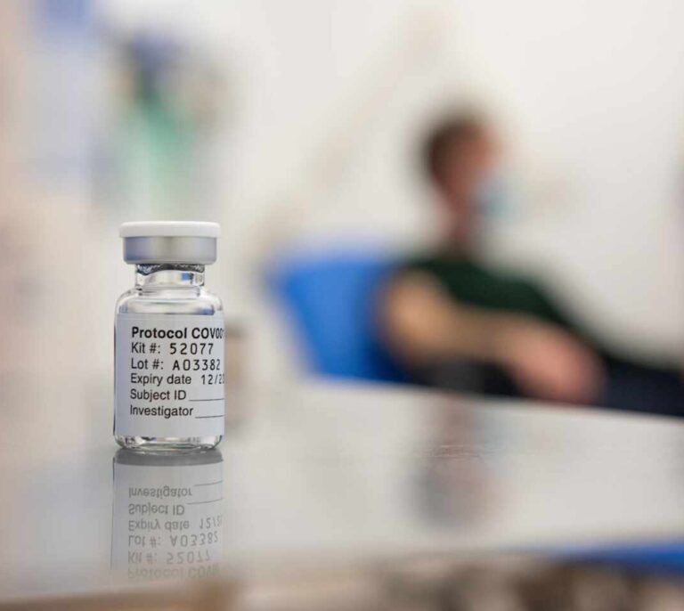 Sanidad empezará a vacunar a policías, bomberos o profesores con las dosis de Astrazeneca