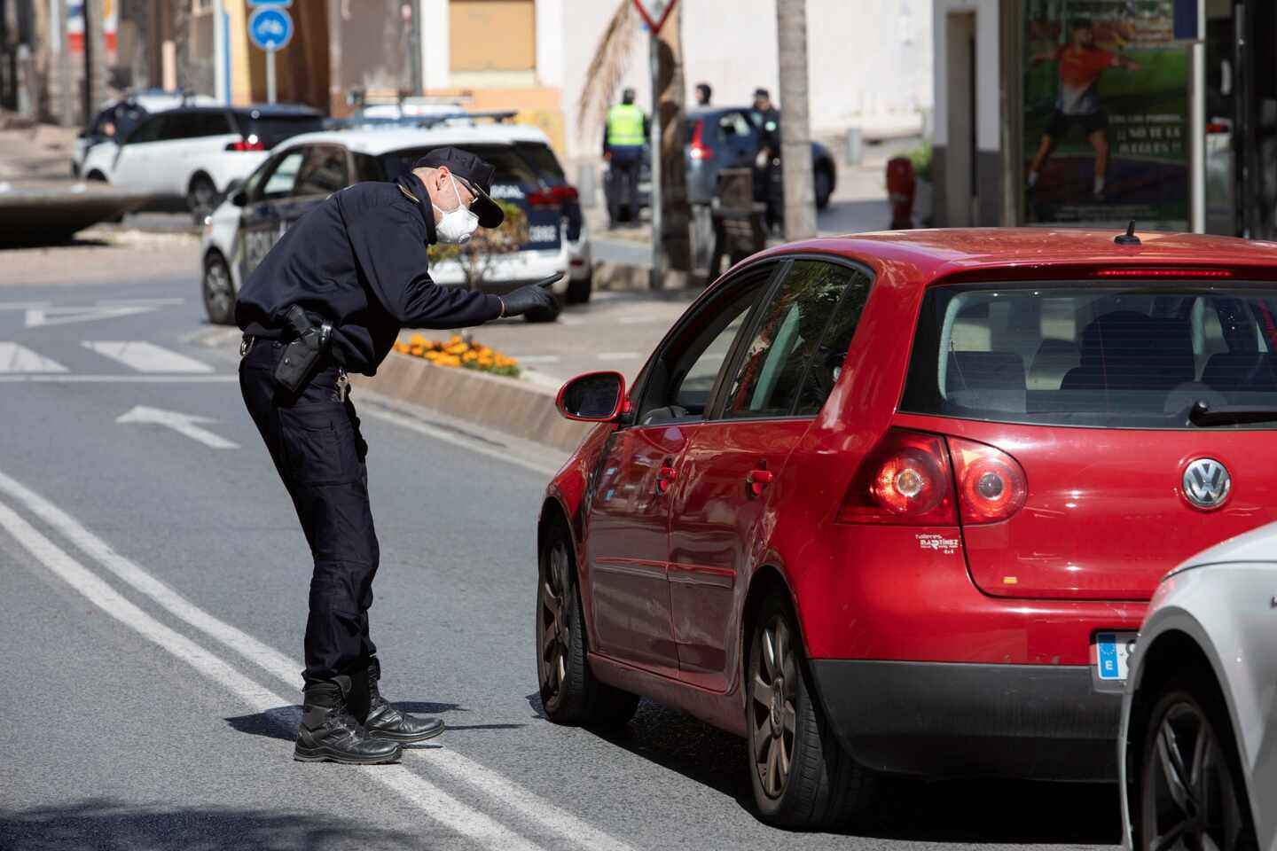 Los padres de los multados en una fiesta ilegal exigen que sus hijos hagan trabajos sociales