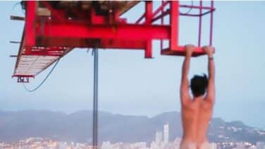 Se cuelga desnudo de una de las grúas de un rascacielos de Benidorm