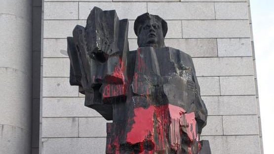 Vuelven a vandalizar las estatuas de Indalecio Prieto y Largo Caballero en Madrid