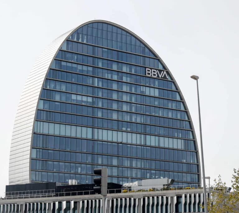 BBVA ofrece prejubilaciones desde los 52 años y primas para las salidas voluntarias