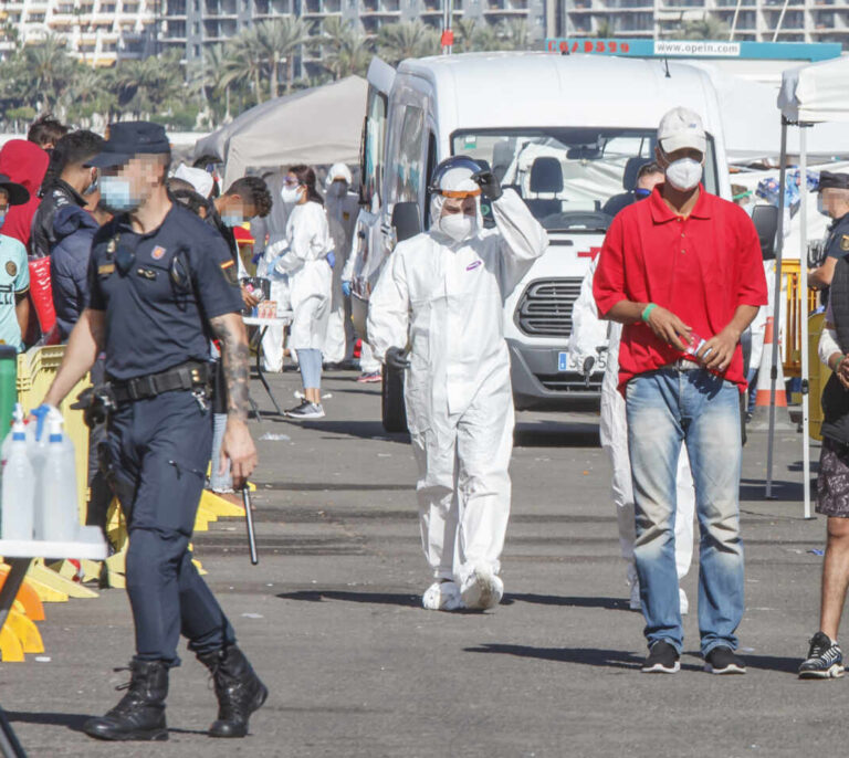 El trato de Interior a los policías que atienden a los migrantes en Canarias llega a Bruselas