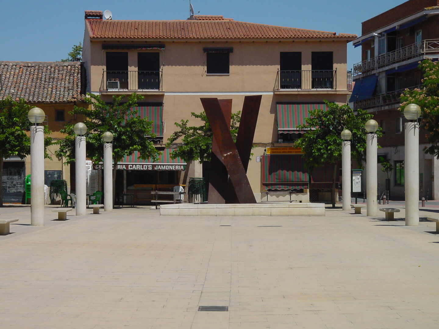Plaza de la localidad madrileña de Velilla de San Antonio.