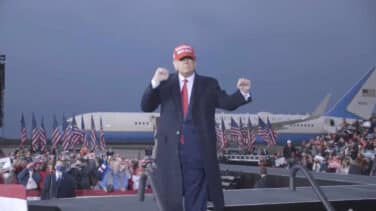 Vídeo: Trump pide el voto para las elecciones bailando al ritmo de YMCA