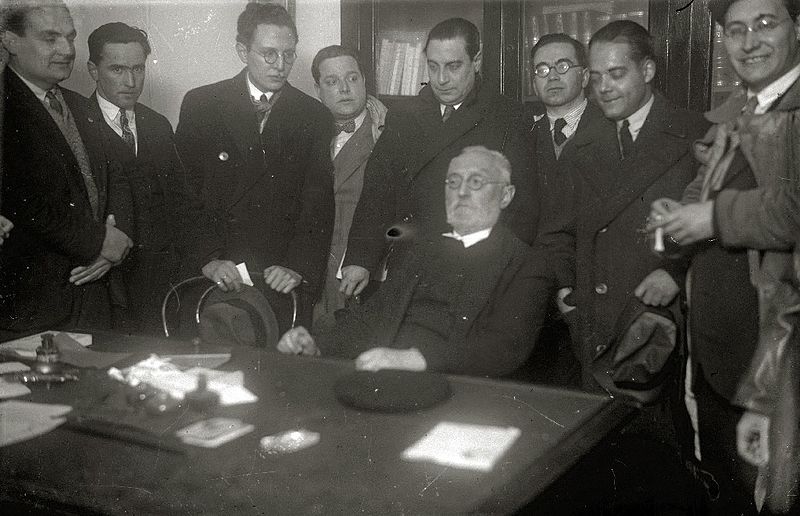 Miguel de Unamuno, sentado, en una imagen de 1930.