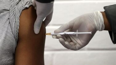 Cataluña quiere vacunar a 175.000 personas a fin de enero