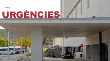 Un médico pone una cámara en el baño para grabar a una compañera de su hospital