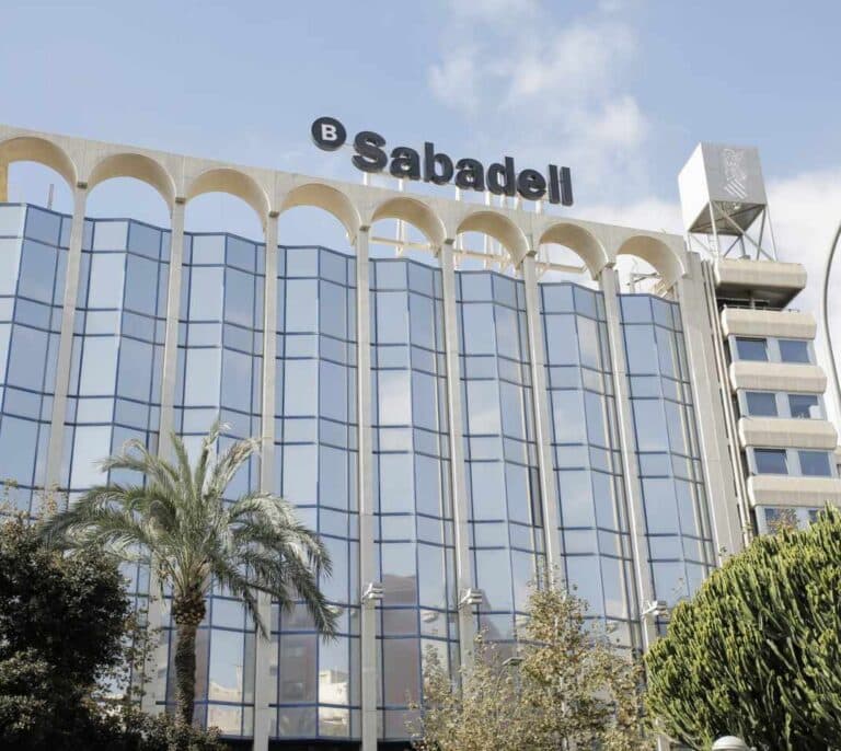Sabadell gana 73 millones hasta marzo y su filial británica TSB vuelve al beneficio