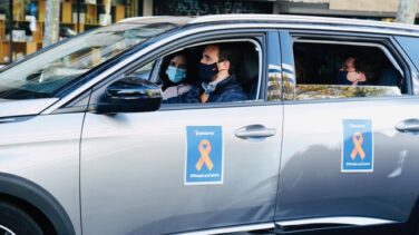 Casado, Ayuso y Almeida comparten coche en la manifestación contra la Ley Celaá