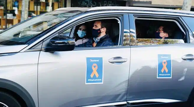 Casado, Ayuso y Almeida comparten coche en la manifestación contra la Ley Celaá