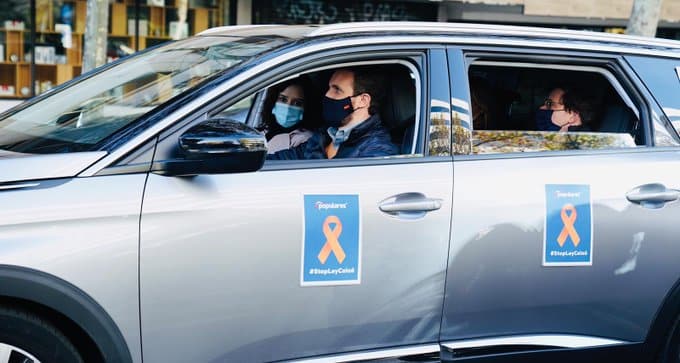 Casado, Díaz Ayuso y Martínez Almeida, en el coche durante la manifestación contra la Ley Celaá.