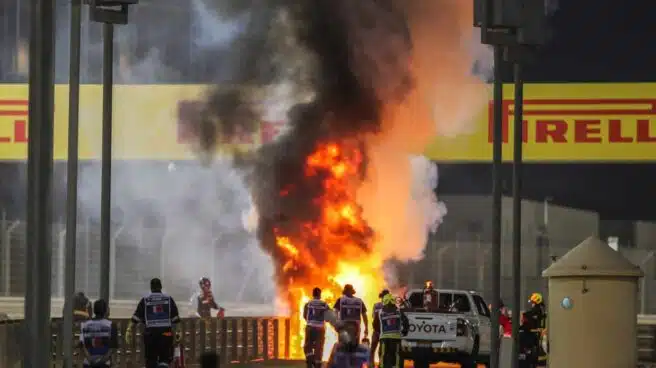 El coche del piloto de F1 Grosjean, en llamas y partido en dos tras estrellarse en el GP de Bahréin