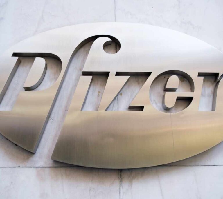 El CEO de Pfizer vendió 5,6 millones en acciones el día que se conoció el avance en la vacuna