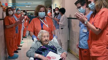 Una paciente con 104 años recibe el alta tras superar una neumonía por coronavirus
