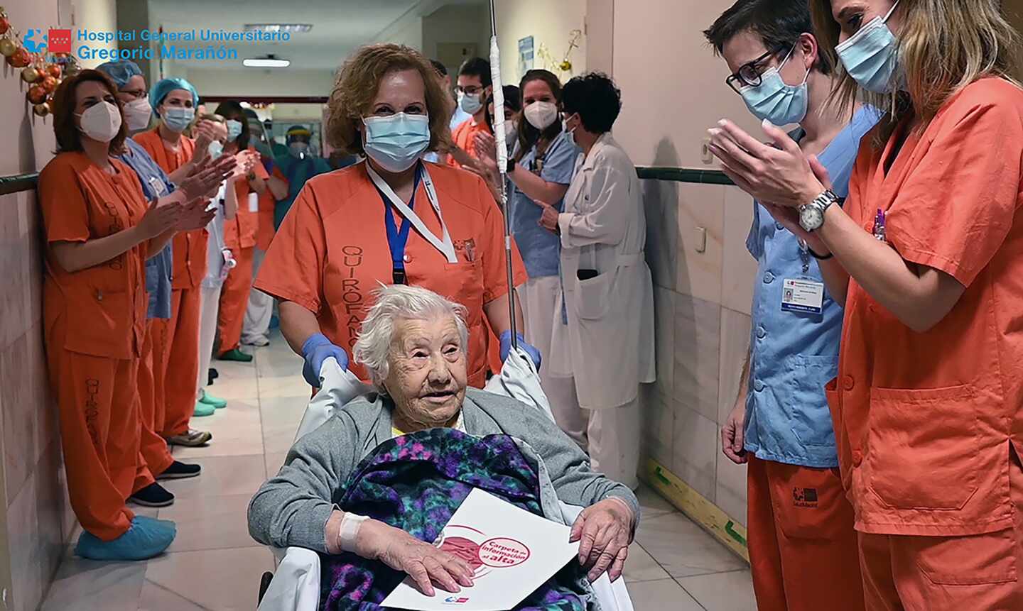Elena, de 104 años de edad, recibe el alta tras sobrevivir al coronavirus.