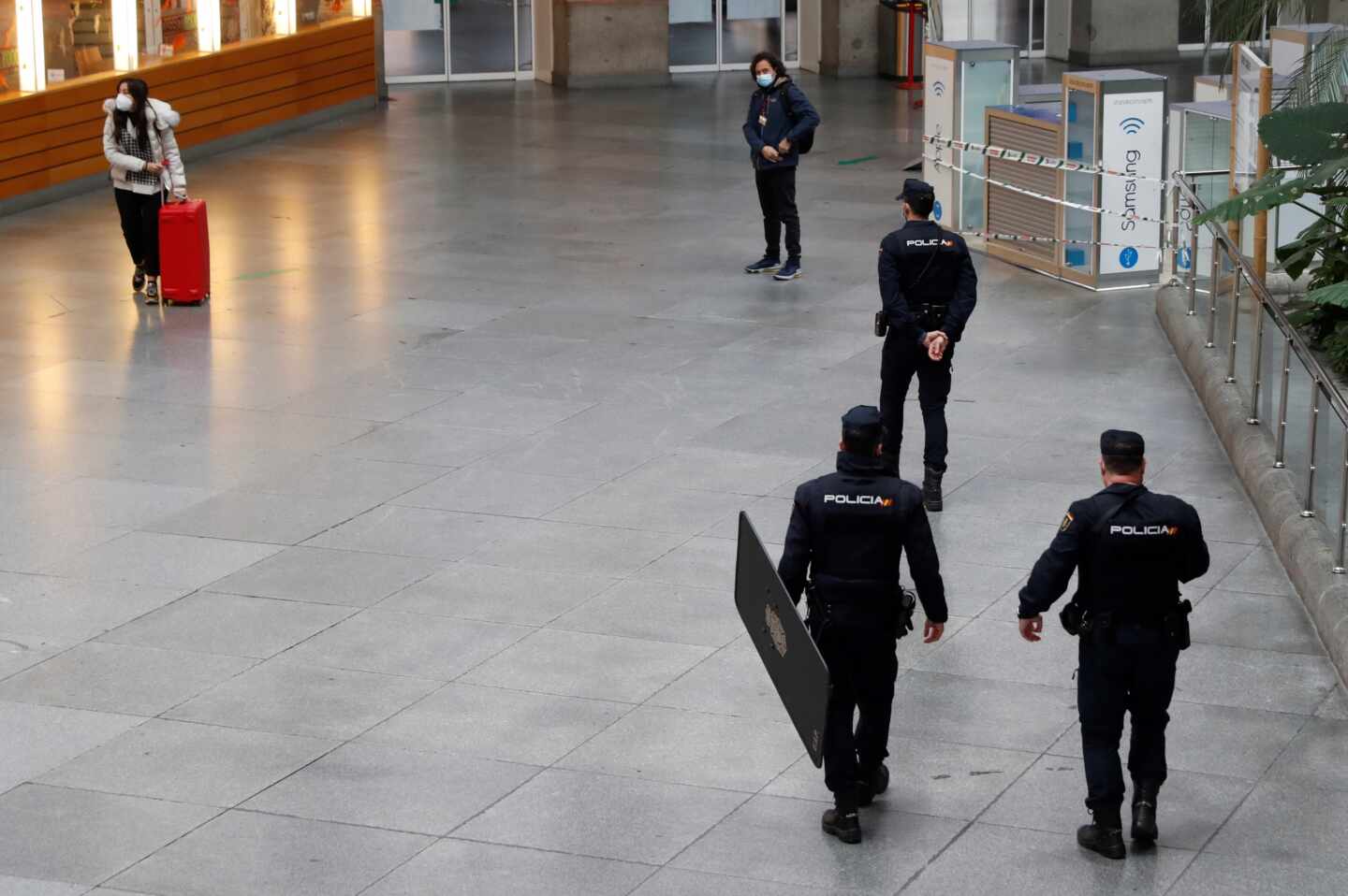 Policías en la estación de Atocha (Madrid).
