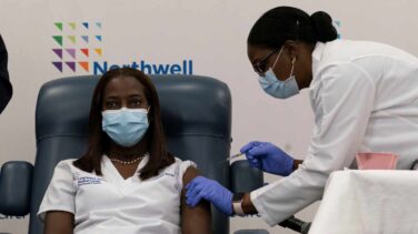Una enfermera de Queens recibe la primera vacuna contra el coronavirus en EEUU
