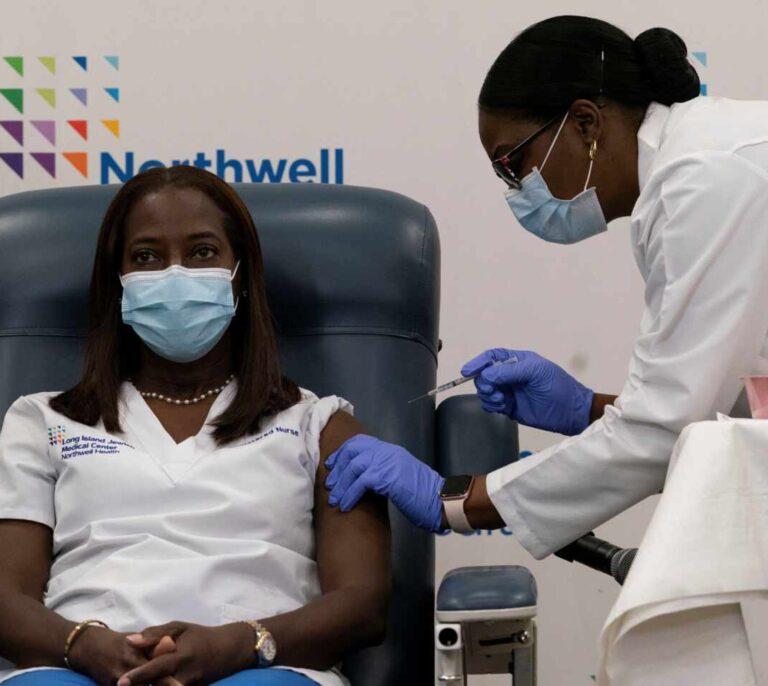 Una enfermera de Queens recibe la primera vacuna contra el coronavirus en EEUU