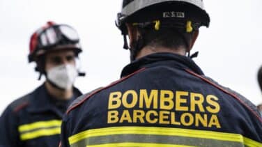 19 dotaciones de bomberos se emplean a fondo en un incendio en Mercabarna