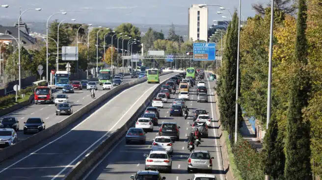 Madrid registra tráfico lento de salida coincidiendo con el puente y con el cierre perimetral