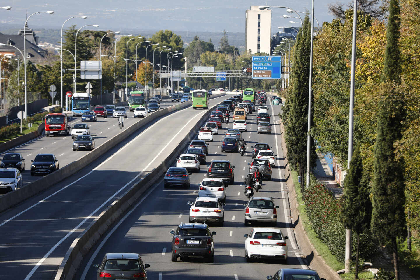 Madrid registra tráfico lento de salida coincidiendo con el puente y con el cierre perimetral