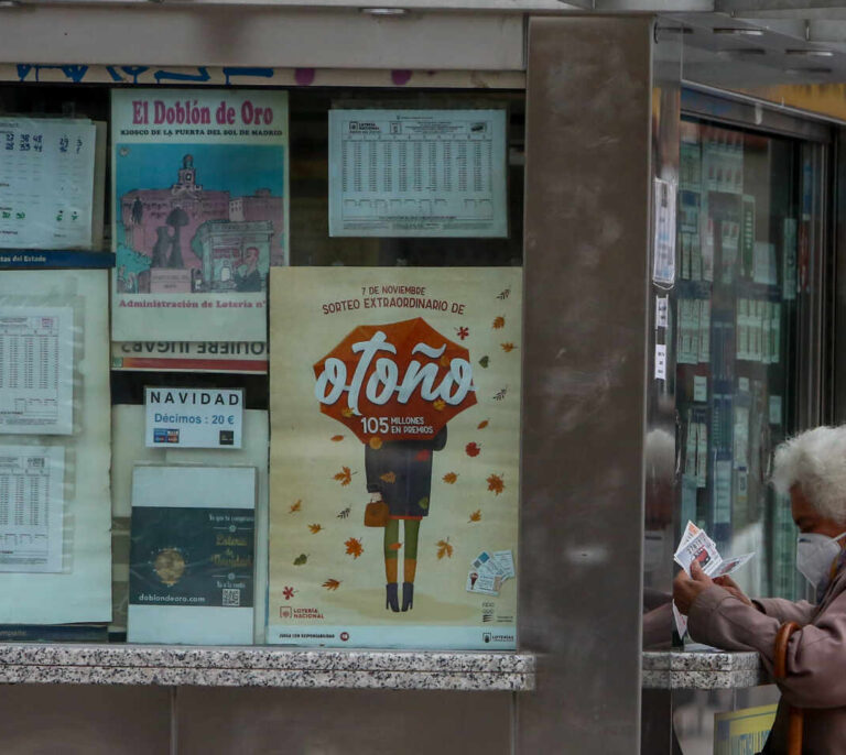 Un lotero de Almería esconde diez décimos del sorteo de El Gordo por el barrio para animar las compras
