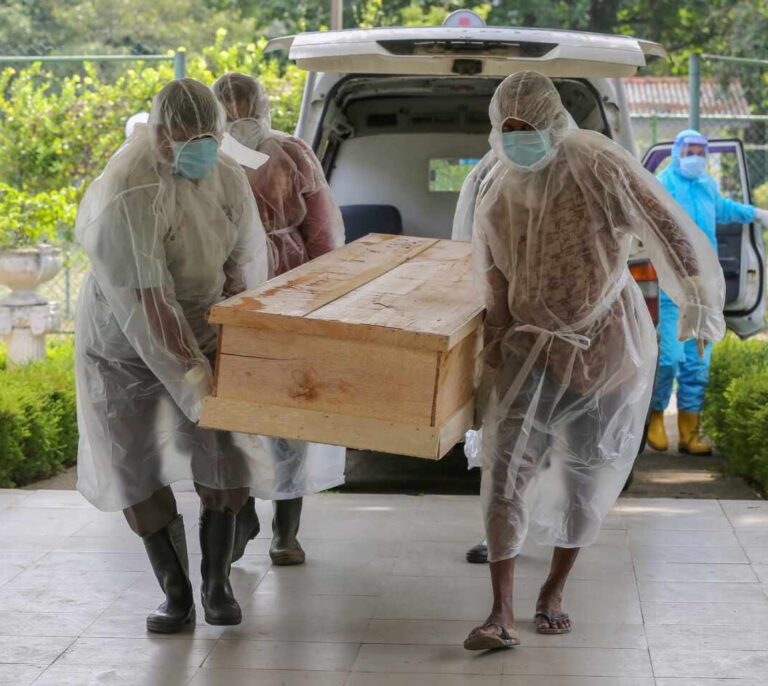 Una joven abre los ojos justo antes de ser embalsamada, la funeraria la había dado por muerta