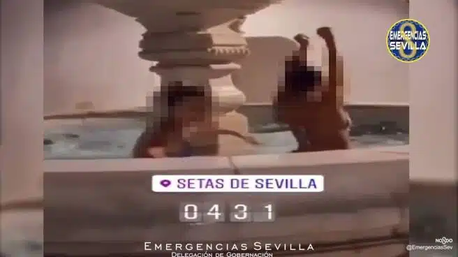 Multadas por bañarse en bikini en pleno diciembre en una fuente pública en Sevilla