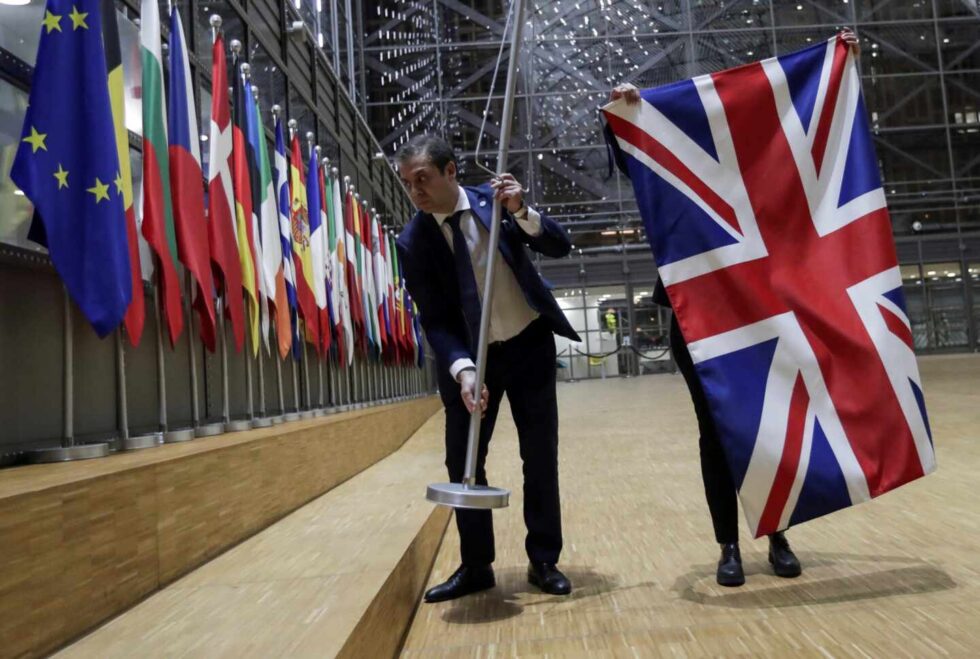 El personal del Consejo de la UE retira la bandera británica del Consejo Europeo en Bruselas.