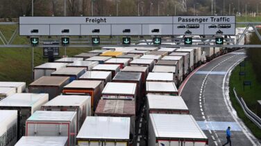 Atascos de 30 kilómetros en las fronteras del Reino Unido ante el temor creciente a un Brexit caótico