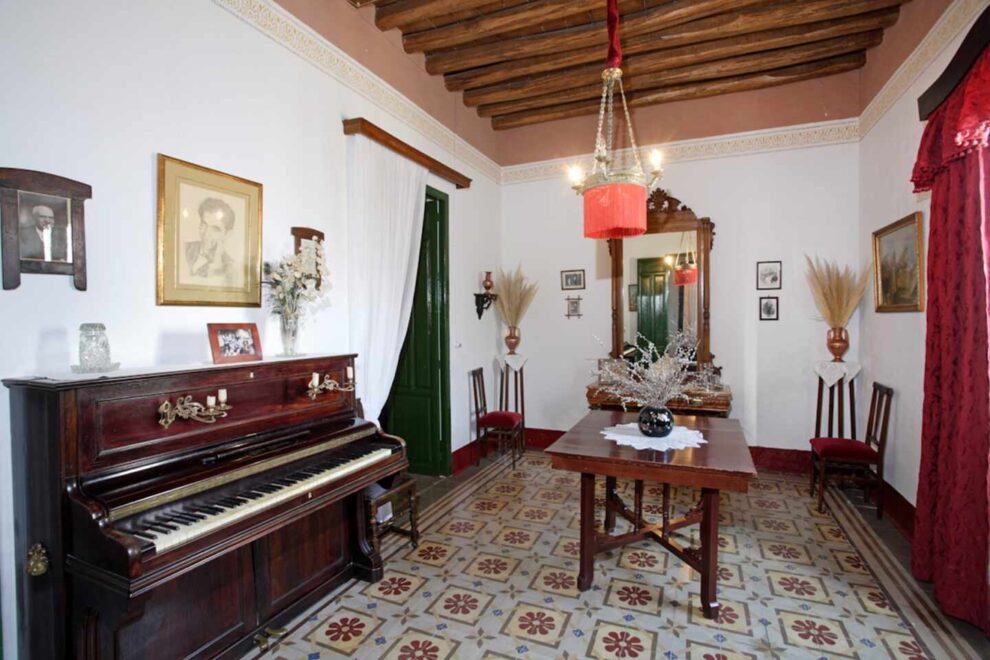 Foto del interior de la casa familiar de Federico García Lorca en Valderrubio (Granada), donde se ven muebles de la época y un piano.