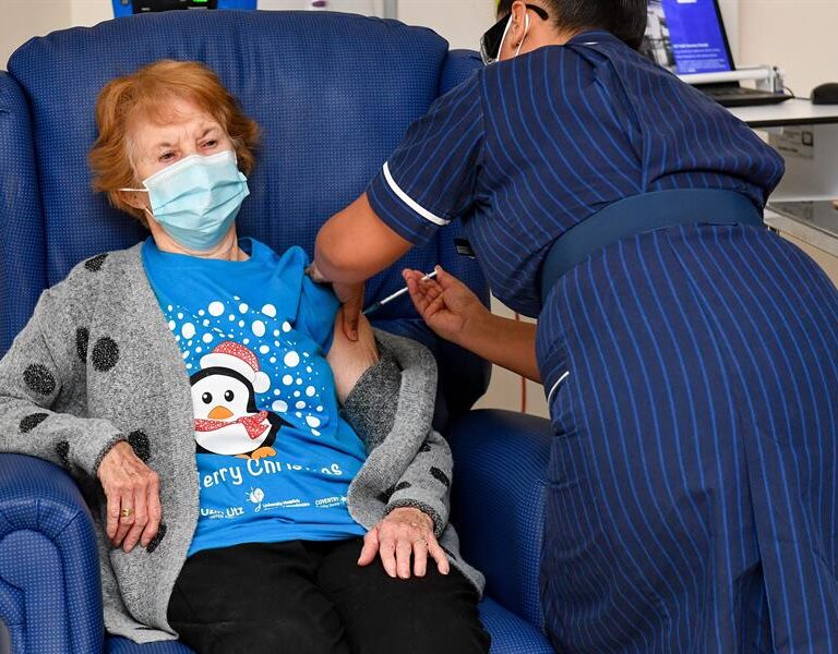Una mujer de 90 años, primera persona en el mundo en recibir la vacuna de Pfizer