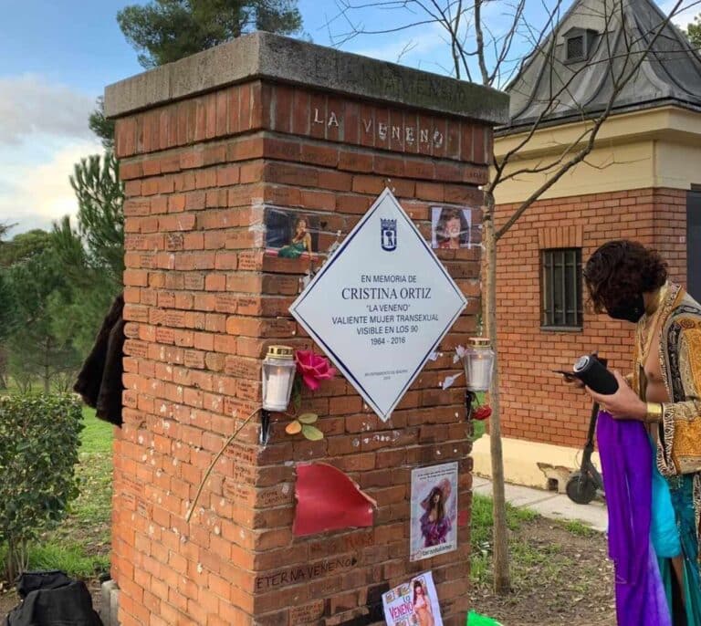 Cubren la placa de 'La Veneno' en Madrid con la cara de Franco