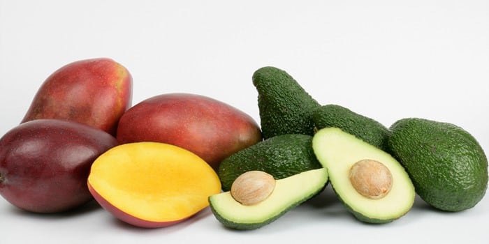 Frutas tropicales típicas de Granada, como el mango o el aguacate.