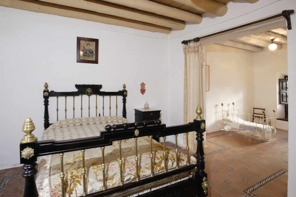 Museo Casa-Natal de Federico García Lorca en Fuente Vaqueros (Granada) Dormitorio de los padres de Federico y al fondo su cuna.