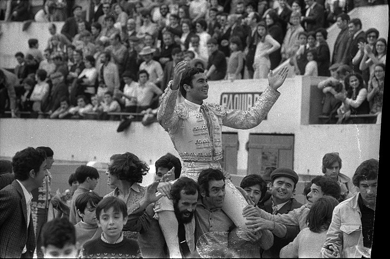 Paquirri sale a hombros de una corrida en 1971.