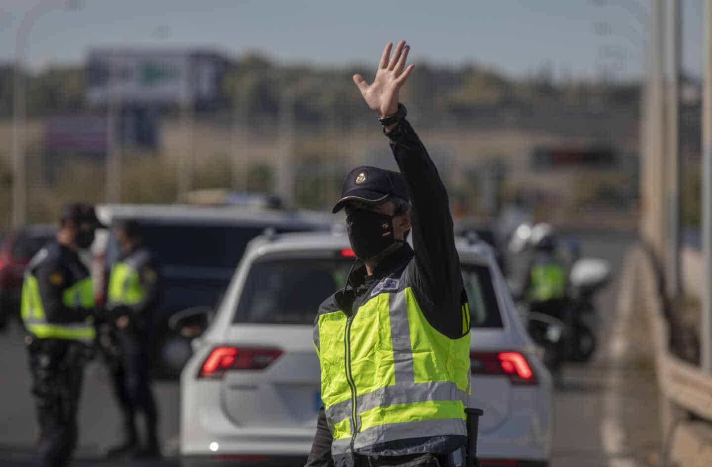 Agentes de la Policía Nacional, en un control a la salida de Sevilla.