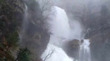 Espectacular 'reventón' de agua en el nacimiento del río Mundo