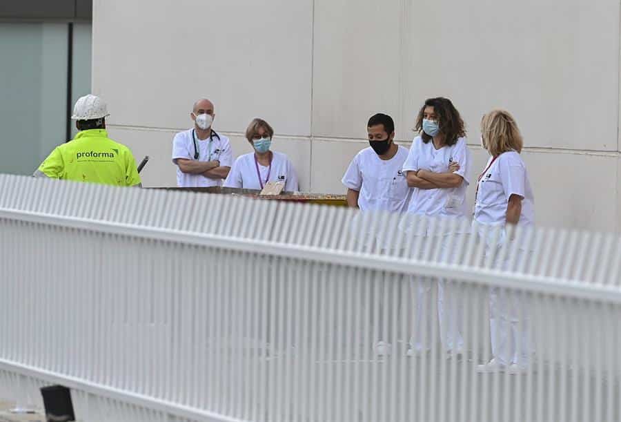 Sanitarios preparados para recibir pacientes en el hospital Isabel Zendal.