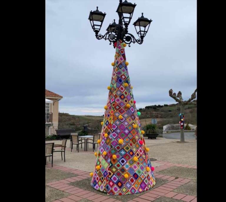 El árbol de Navidad de ganchillo de cuatro metros que decora un pequeño pueblo de La Rioja