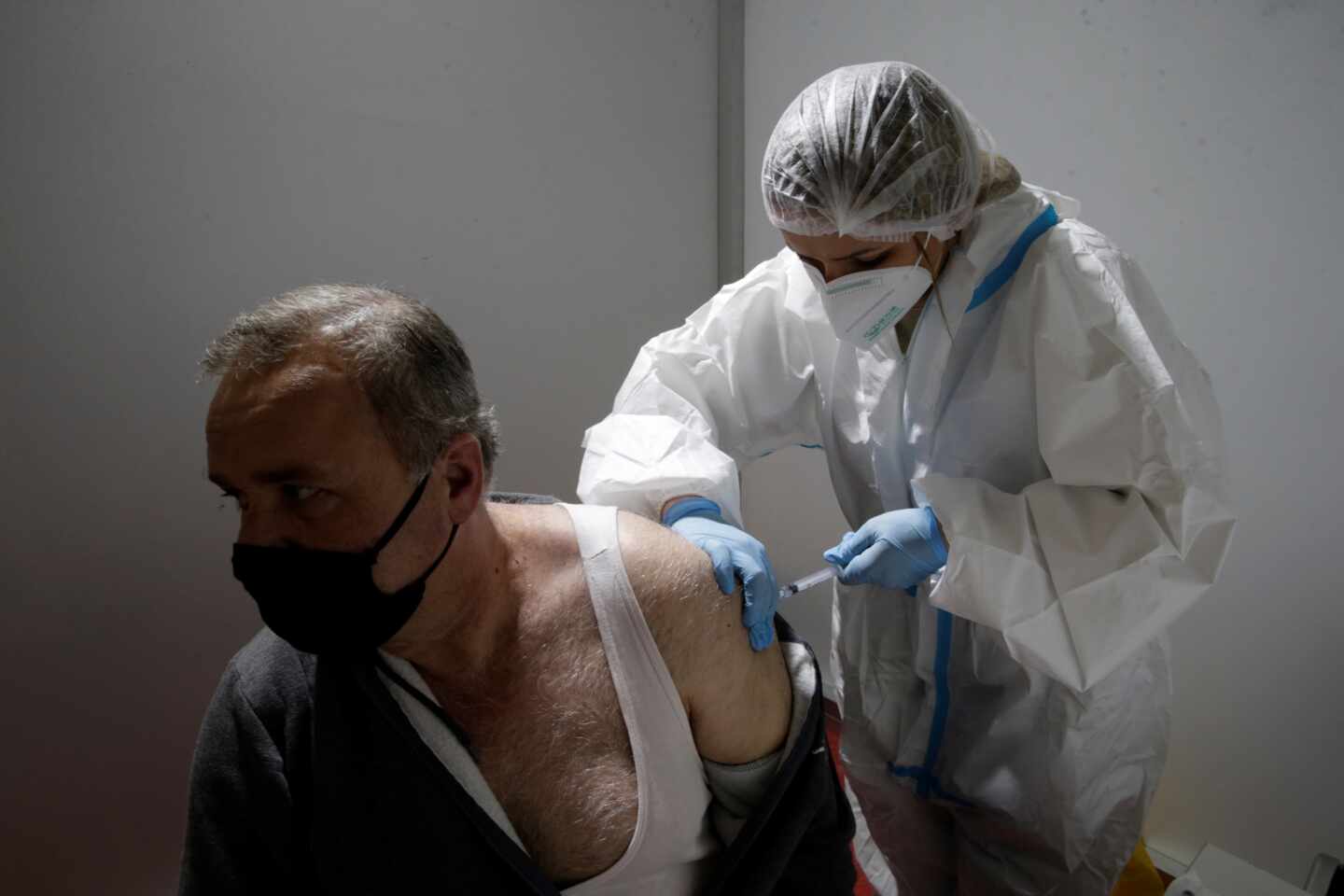 Un ciudadano serbio recibe la vacuna en Belgrado