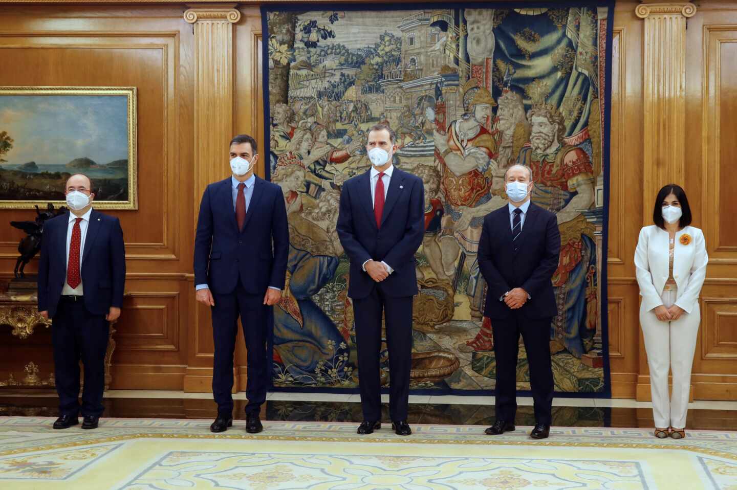 Carolina Darias y Miquel Iceta, posan junto al rey Felipe VI, el presidente del Gobierno y el ministro de Justicia en la promesa de su cargo.